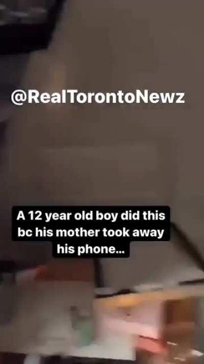 У парня предки забрали телефон, он в отмеску хату разъебал...