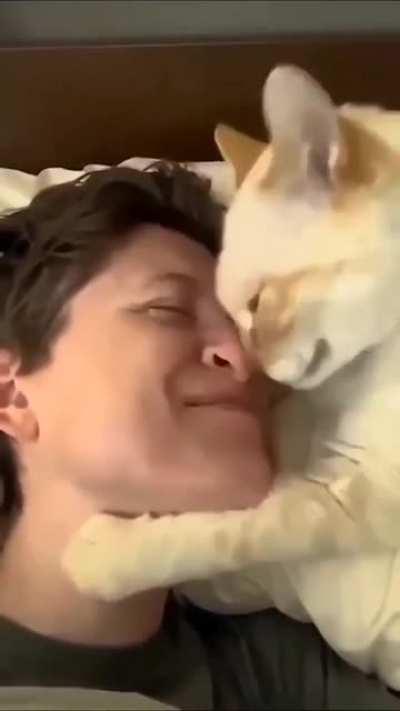 Kitty likes to smooch