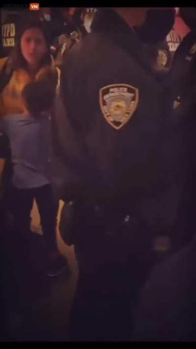 Brave NYPD enforcers evict unvaxxed from restaurant