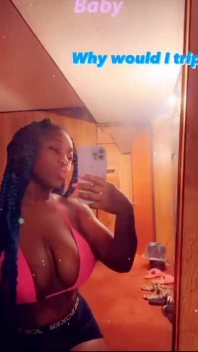 Bella 🇨🇦🇬🇭