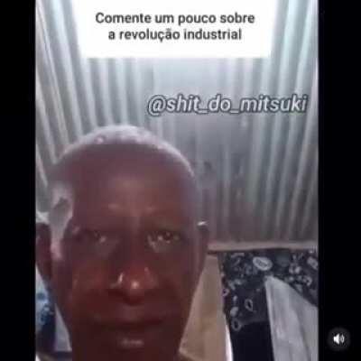 Muca explicando algo em live