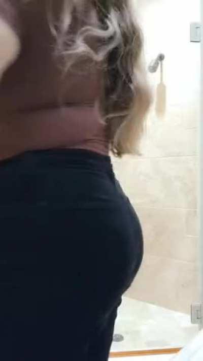 Curvy, nerdy, squirting milf 💦💁🏼‍♀️ high quality content, kinky bdsm fun, friendly chats and the hottest customs you can find 🖤