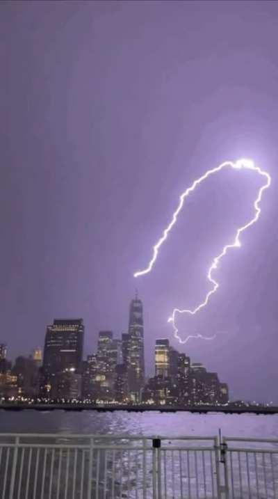 🔥 Lighting striking the One World Trade in New York City during the storm ealier tonight (4/1/23)