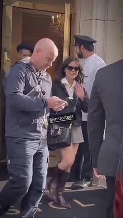 Jenna Ortega looks sexy in a skirt 😍