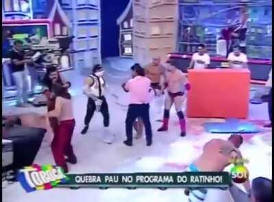 Ratinho ao som de snake eater