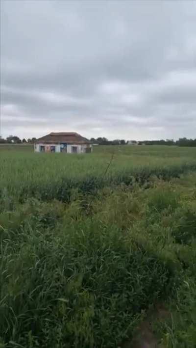 Ukrainian vehicle camo'd as house sneaking up on some ruskies