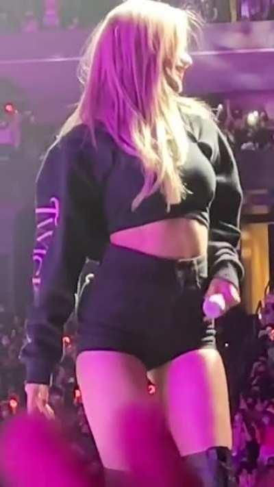 Sana - blonde, black shorts, top, sweater sleeves, thigh-high boots, rollin' performance, twice iii concert