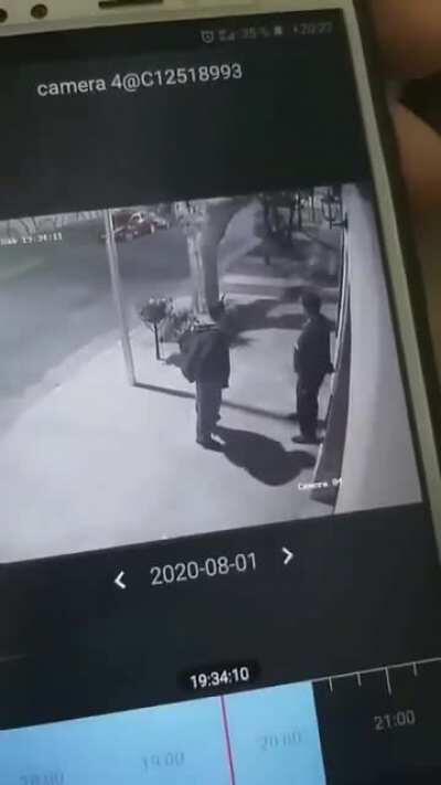 Lanús - Atacados por motochorros, lograron refugiarse en su casa. Uno de los delincuentes realizó un disparo. Fue en Coronel Burelas al 1800.