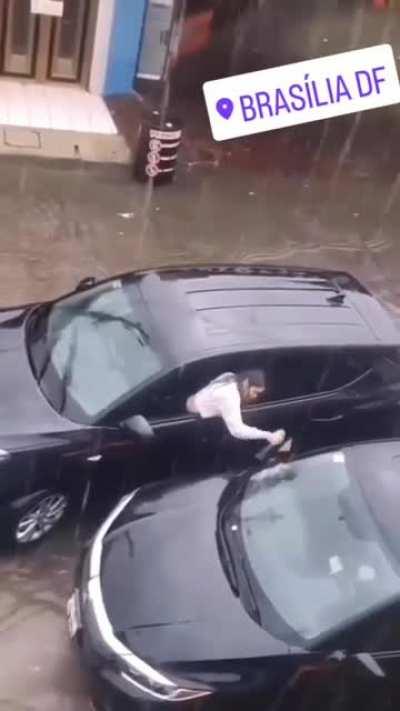 Enquanto isso, em um bairro distante do setor militar...