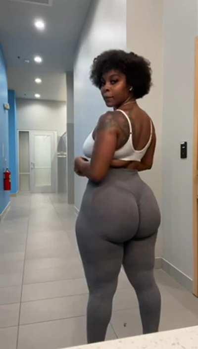 Suddenly I feel like going to the gym 🤔😅🏋🏾‍♂️🤸🏽🍑