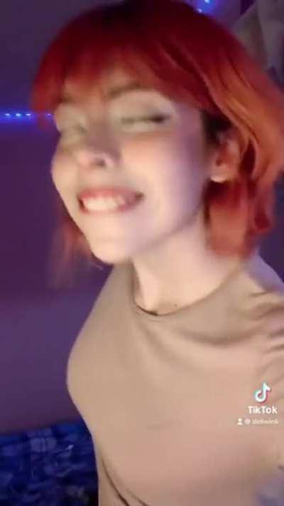 Me encanta como didiwinx solo nos provoca a querer llenarle de semen toda la cara y esas tetotas además nos enseña su rico culote, esta super buena esta perra