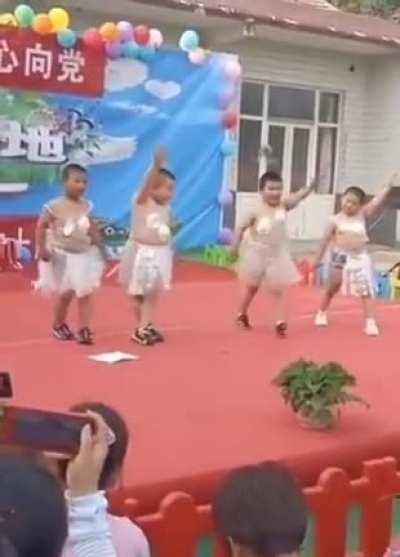 小蜘蛛女装献给党