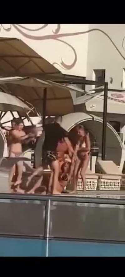 Scandal la o piscină din București (Militari)