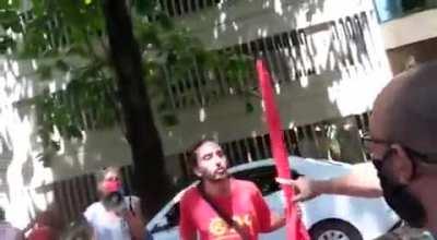 Pau comendo entre PCO (pró-Rússia) e MBL frente ao consulado russo no Rio. Um membro do PCO foi preso.