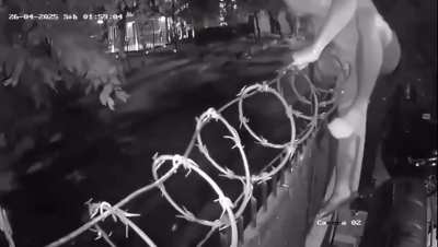 Pulando muro com cerca elétrica e arame farpado