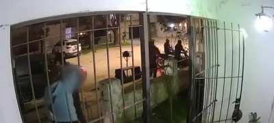 Mar del Plata: Grupo de delincuentes intentaron asaltarlos cuando su mujer llegaba a la casa y los puso en fuga a los balazos