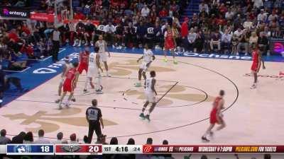 [Highlight] Dyson Daniels throws it up for Jonas Valančiūnas