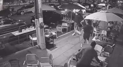 E os clientes de um bar da zona sul de Recife que acharam que tava rolando arrastão quando na verdade era a turma do crossfit correndo na rua?