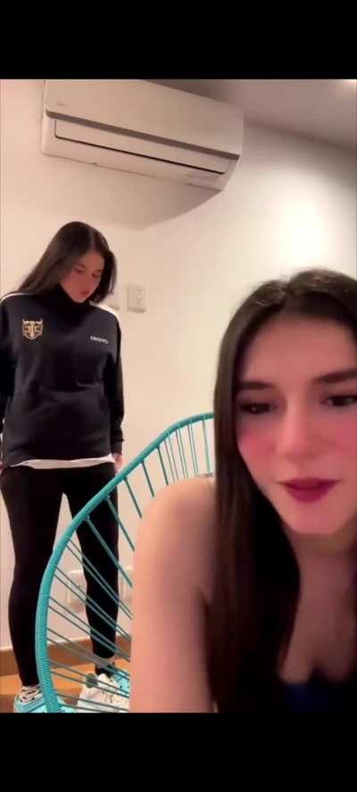 Beso y nalgada Ara 🔥