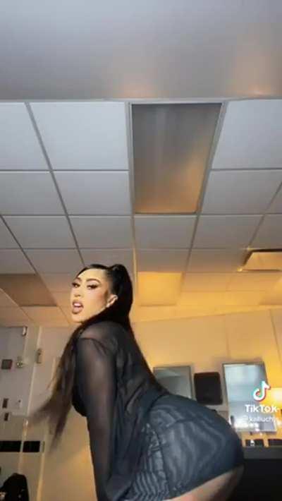 Kali ass jiggle 🤤 🥵