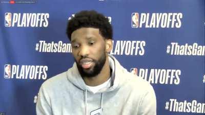 [Highlight] Embiid reacts to Kawhi's big dunk while in a post game interview