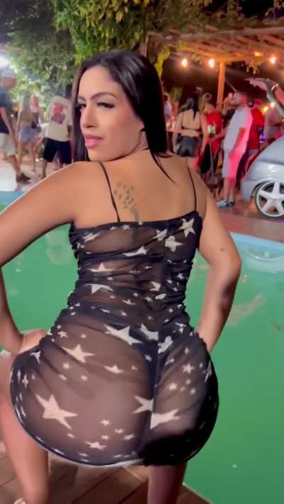 Dan&ccedil;ando na beira da piscina - Veja a descri&ccedil;&atilde;o do video