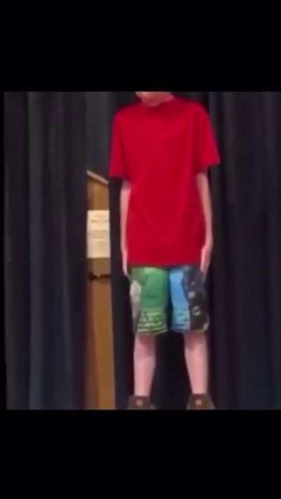this poor kid singing the fnaf song not knowing the lyrics and no background music in front of an audience at school talent show