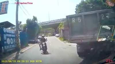 Idiot Does not see the car behind the truck