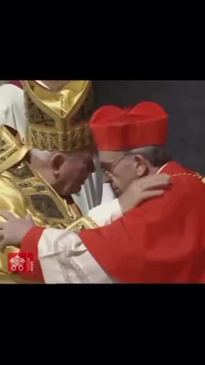 Histórico: Video de la consagración como Cardenal de Bergoglio, que tenia 64 años, por parte del Papa Juan Pablo II en el año 2001.