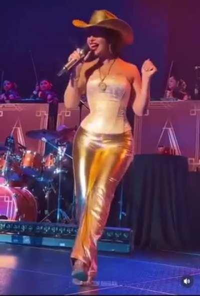 Ese culo tan grande de la puta 🔥 como se le marca la tanga también 💦