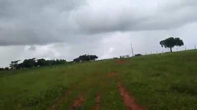 Corre!!! corre que a chuva ta vindo muleque, gloria a baleia!! sai Metal, para de correr atrás de nois, larga sai sai !! metal óia esse metal fazendo a chuva vim atrás de nois maldito metal!!!!! TUDO CULPA DO METAL. assinado: Metal jogado de civi,o culpad