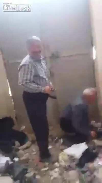 Kahvede okey oynarken taş &ccedil;alan dayı bedelini yarrakla &ouml;d&uuml;yor.