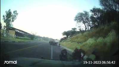 Narco paramilitares en vehiculos blindados atacaron a un grupo de soldados en Teocaltiche, Jalisco.