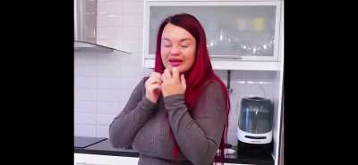 Jonna gillar att svälja stora saker