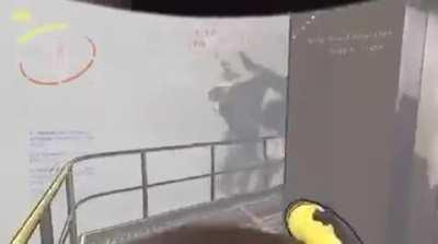 O monstro virou de uma maneira como se o cara tivesse ofendido 19 geração da família dele