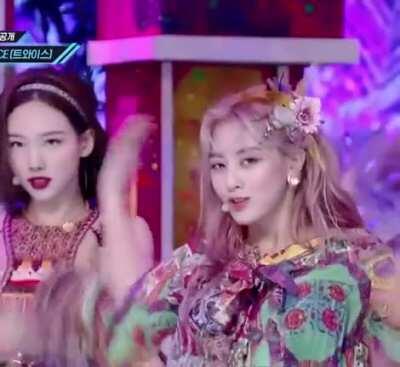 TWICE - Tzuyu feat. Momo & Jihyo