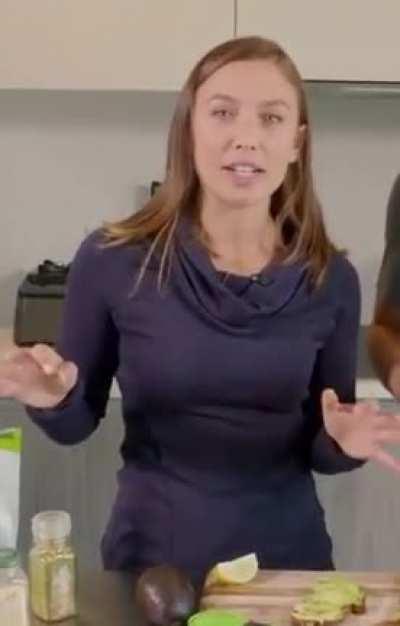 She looked so petite here