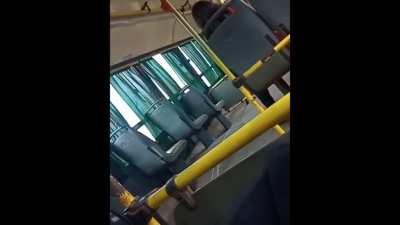 Misiones: Un hombre se puso a orinar en el colectivo