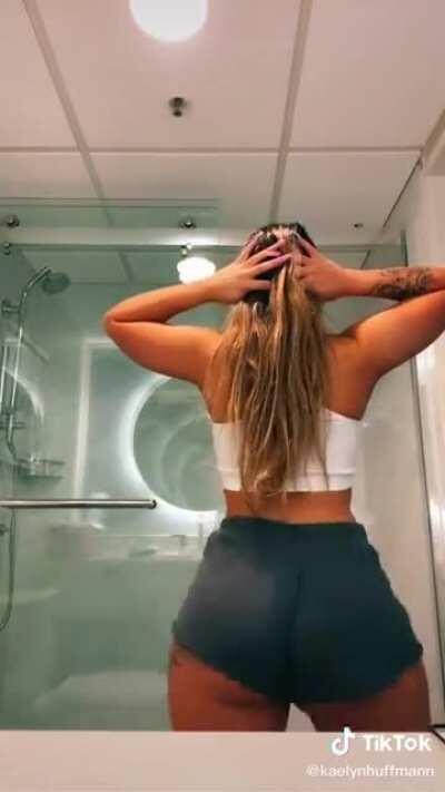 i know y’all don’t like tiktoks but she throwing ass🤷🏽‍♂️