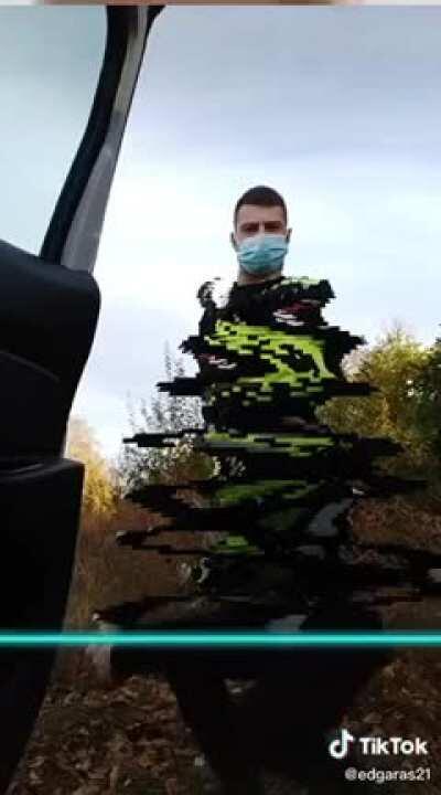 Oj ta eglute, visur stovi.