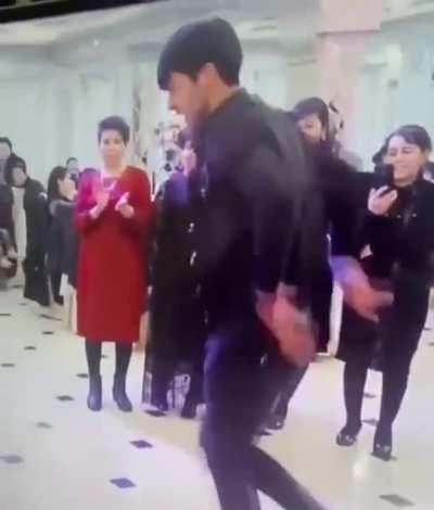 KÜRT KUZENİM DANS EDİYOR.