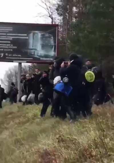 HUGE crowd of illegal migrants moving towards polish border