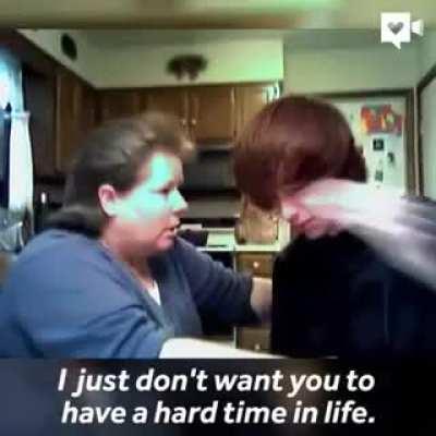 Son tells mom he's gay, she reacts in the best way!