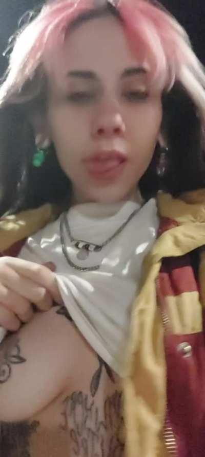 Last night i was taking a walk by the neighborhood and wanted to show off my pretty boobs ♥