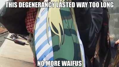 go find a real girl now 😡😡😡