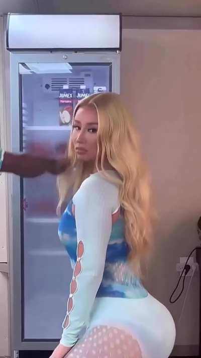 Iggy loves to shake that ass