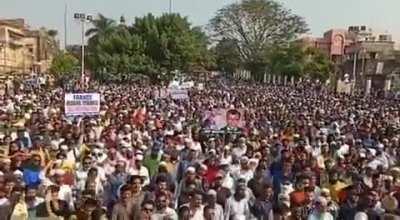 [Rahul Roushan] This is why I had not taken potshots at Shiv Sena over Bhindi Bazar thing. But this is beyond parties now. It's a community ever willing to go to war for their beliefs. I pray to Allah for peace.
