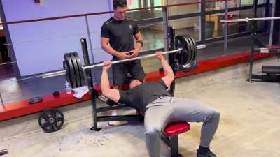Bench press 150 kg attempt