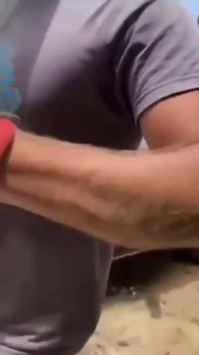 Pillan a gringo dejando escombros en playa de PR