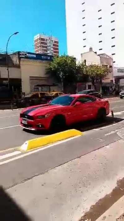 Cuando vas a comprar un Mustang, pero hay un 50% de descuento en la segunda unidad y te llevás 2 (visto por Av. Córdoba, CABA)